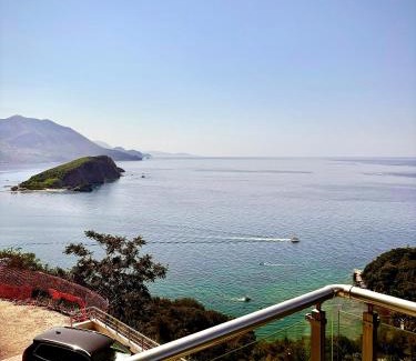 Budva Apartment | Hillside Apartment with Infinity Pool and Sea View
