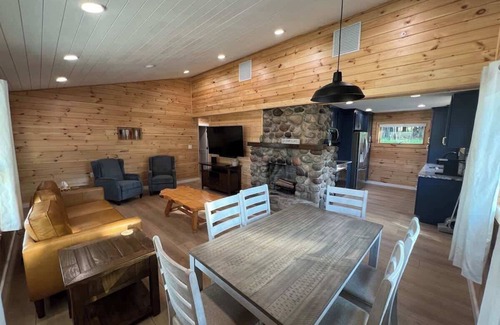 Cedarville House | 'Hillside' Cottage on the lake
