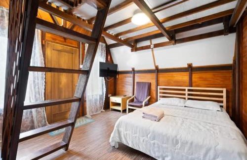 Tanah Rata Cabin | Hillside cottage tulip room with loteng