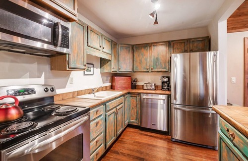 Sundance Cabin | HILLSIDE HIDEAWAY * GREAT FAMILY RETREAT* HOT TUB, SAUNA, KIDS LOFT