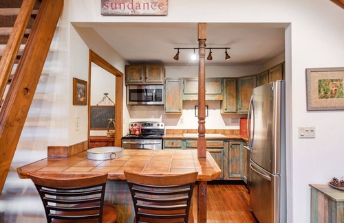 Sundance Cabin | HILLSIDE HIDEAWAY * GREAT FAMILY RETREAT* HOT TUB, SAUNA, KIDS LOFT