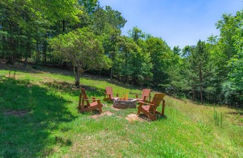 Mineral Bluff House | Hillside Hideaway - Secluded Mountain Cabin Rental - Peaceful Forest Views, Hot Tub, Outdoor Fire Pit, Pet Friendly, Billiards T