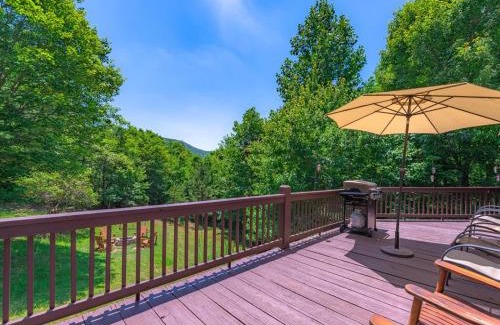 Mineral Bluff House | Hillside Hideaway - Secluded Mountain Cabin Rental - Peaceful Forest Views, Hot Tub, Outdoor Fire Pit, Pet Friendly, Billiards T