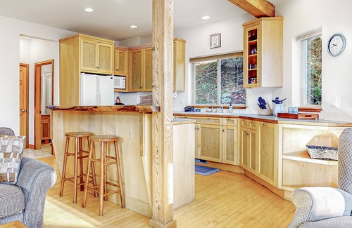 Hyak House | Hillside home with spectacular mountain view, close to Summit East lift