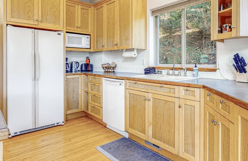 Hyak House | Hillside home with spectacular mountain view, close to Summit East lift