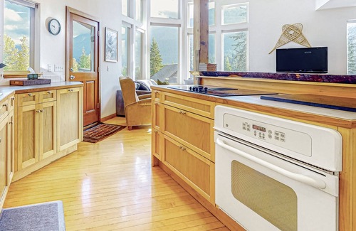 Hyak House | Hillside home with spectacular mountain view, close to Summit East lift