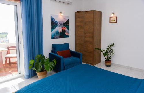 Patio Apartment | Hillside Studio with Sea View & Fibre Internet