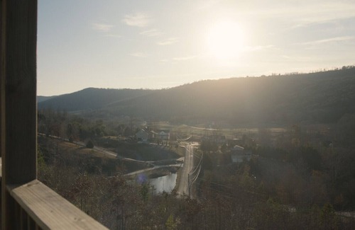 Trenton House | Hillside View on Tanglewood