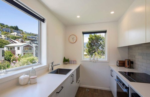 Queenstown City Centre Apartment | Hillside Villa 3 – Modern 2BR Walk to Town & A/C