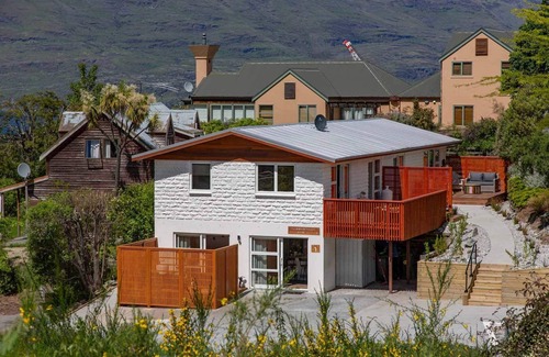 Queenstown City Centre Apartment | Hillside Villa 3 – Modern 2BR Walk to Town & A/C