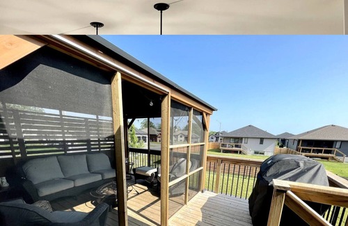 Trenton House | HILLSIDE VILLE - MINUTES AWAY FROM SANDBANK, BATAWA SKI HILL