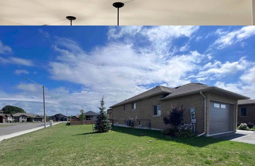 Trenton House | HILLSIDE VILLE - MINUTES AWAY FROM SANDBANK, BATAWA SKI HILL