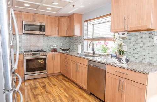 Livermore House | Hilltop 2Bd Townhome w/views