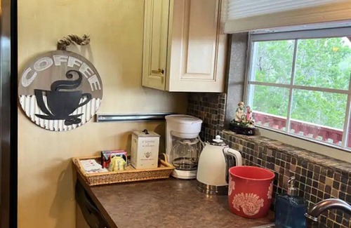 Oatmeal House | Hilltop/2Kingbeds/Wi-Fi/Sleeps7/Jacuzzi/TerraceDine/Entire2br2baHome/4acres/Pets