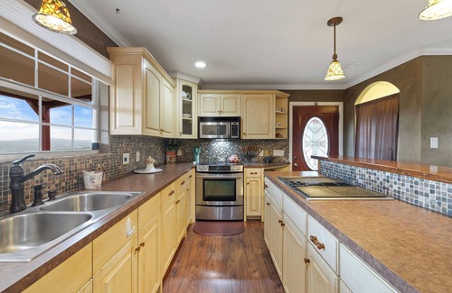 Oatmeal House | Hilltop/2Kingbeds/Wi-Fi/Sleeps7/Jacuzzi/TerraceDine/Entire2br2baHome/4acres/Pets