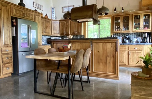 Imboden Cabin | Hilltop Cabin + Hot Tub, views, Wi-Fi, claw foot tub