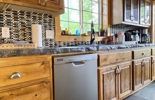 Imboden Cabin | Hilltop Cabin + Hot Tub, views, Wi-Fi, claw foot tub