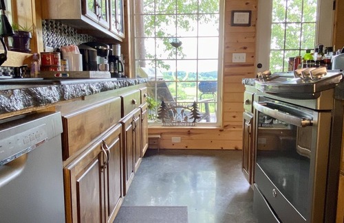 Imboden Cabin | Hilltop Cabin + Hot Tub, views, Wi-Fi, claw foot tub