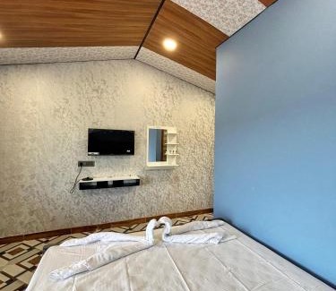 Sigri Village Hotel | HillTop Den