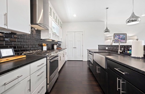 Fayetteville House | Hilltop Haven - 5 Min to DT & UofA - Modern