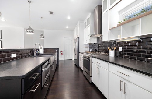 Fayetteville House | Hilltop Haven - 5 Min to DT & UofA - Modern