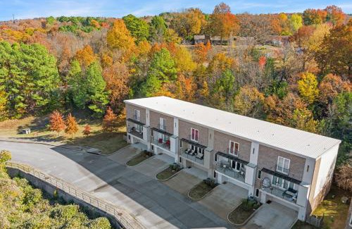 Fayetteville House | Hilltop Haven-5 Min to DT & UofA-Modern