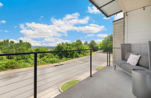 Fayetteville House | Hilltop Haven-5 Min to DT & UofA-Modern