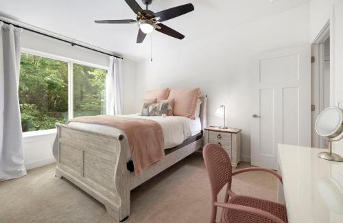 Fayetteville House | Hilltop Haven-5 Min to DT & UofA-Modern