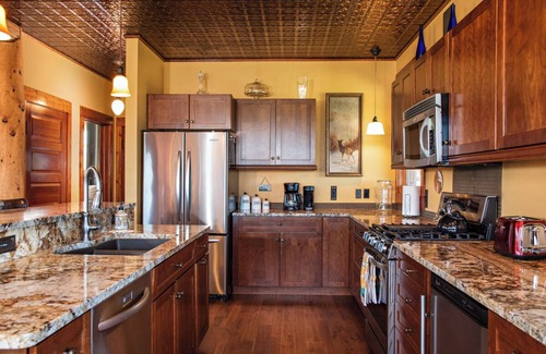 Silt House | Hilltop haven with 360º views, hot tub, fireplace