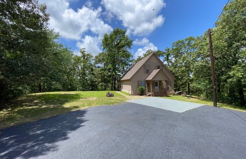Grand Saline House | Hilltop Hideaway -1500+ sq/ft home - views of private lake on 42 beautiful acres