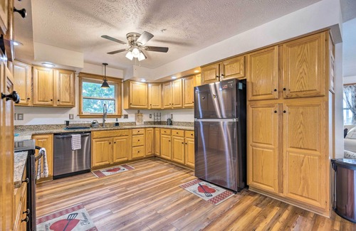 Branson House | 'Hilltop Hideaway' Branson Home w/Trampoline!