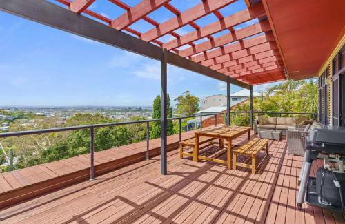 Merewether House | Hilltop Hideaway Family Escape