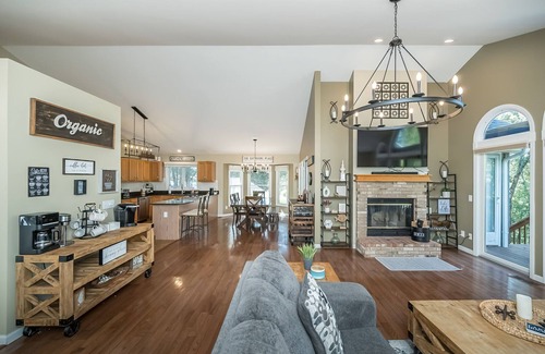 Innsbrook House | Hilltop Hideaway with Lake Front Access