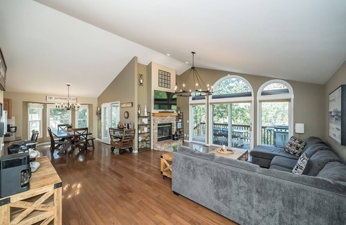 Innsbrook House | Hilltop Hideaway with Lake Front Access