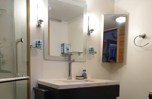 Titirangi House | Hilltop holiday home with stunning views.