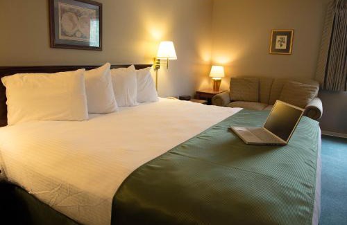 Billings Hotel | Hilltop Inn by Riversage