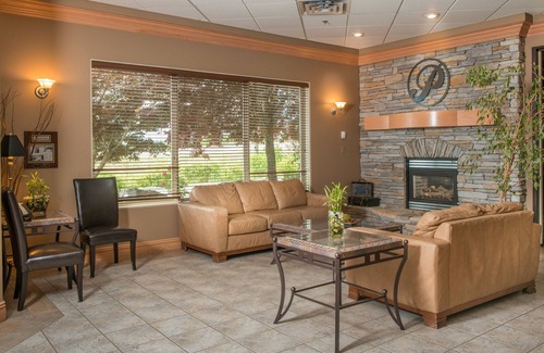 Salmon Arm Hotel | Hilltop Inn