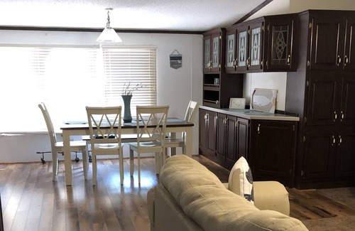 Wagoner House | Hilltop Lake Retreat