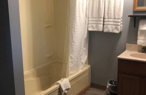 International Falls Cabin | Hilltop Lodge Standard Double - Room 111