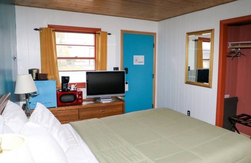International Falls Cabin | Hilltop Lodge Standard Queen - Room 102