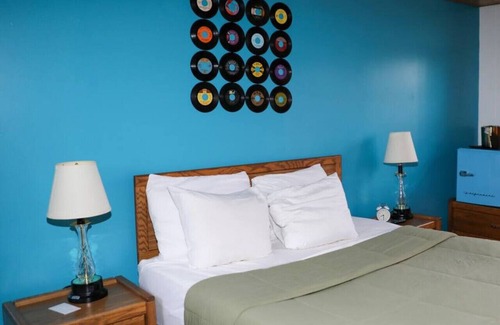 International Falls Cabin | Hilltop Lodge Standard Queen - Room 102