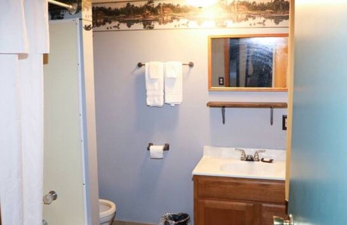 International Falls Cabin | Hilltop Lodge Standard Double - Room 109