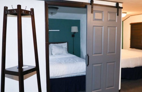 International Falls Cabin | Hilltop Lodge Standard Double - Room 109