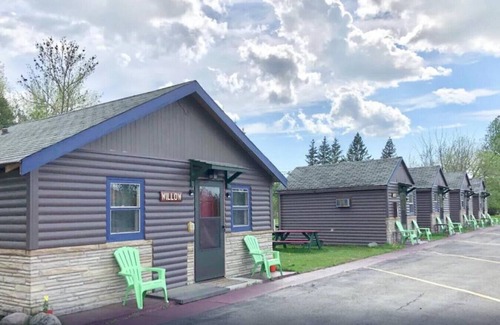International Falls Cabin | Hilltop Lodge - Willow -Triple Cabin