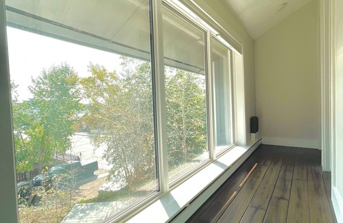 Yellowknife House | Hilltop Retreat - Downtown Core Zen Stay - 2 bed 1 bath