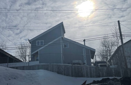Yellowknife House | Hilltop Retreat - Downtown Core Zen Stay - 2 bed 1 bath