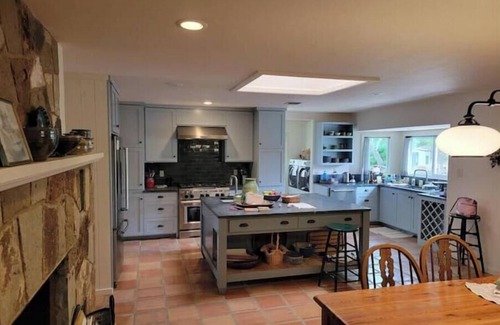 Comfort House | Hilltop Retreat