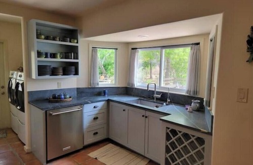 Comfort House | Hilltop Retreat