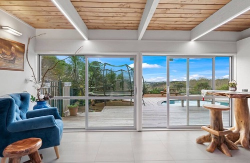 Stillwater House | Hilltop Retreat with BBQ, Sauna, Spa & Pool
