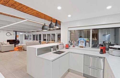 Stillwater House | Hilltop Retreat with BBQ, Sauna, Spa & Pool